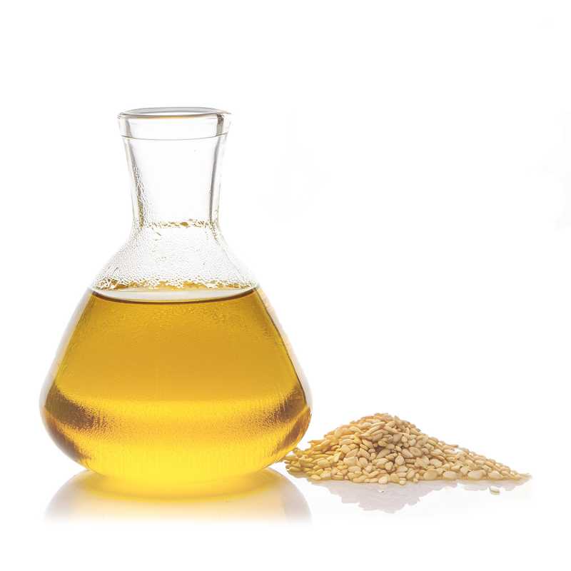 Sezamový olej se získává ze semen sezamu (Sesamum indicum). Rafinovaný znamená, že prošel procesem, při kterém byl zbaven svého aroma a barvy.
Je vh
